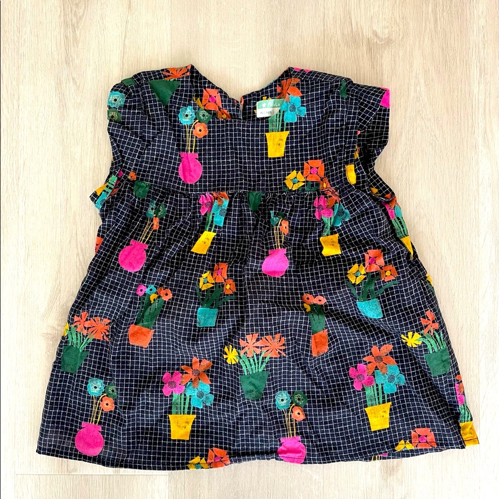 Fabula, size 8, top, button neck close